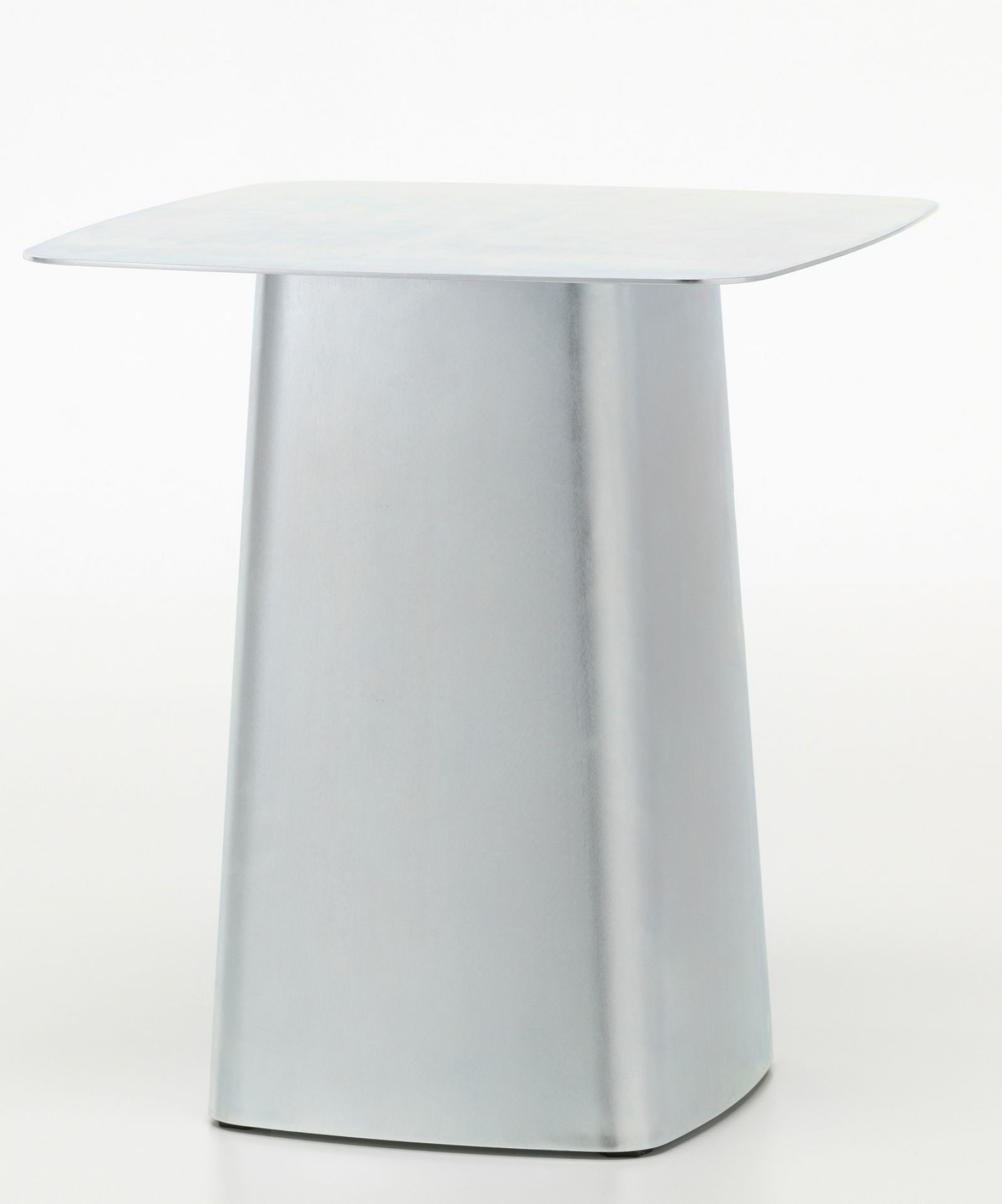 Vitra Metal Side Table, verzinkter Beistelltisch für den Außenbereich, quadratische Tischplatte.