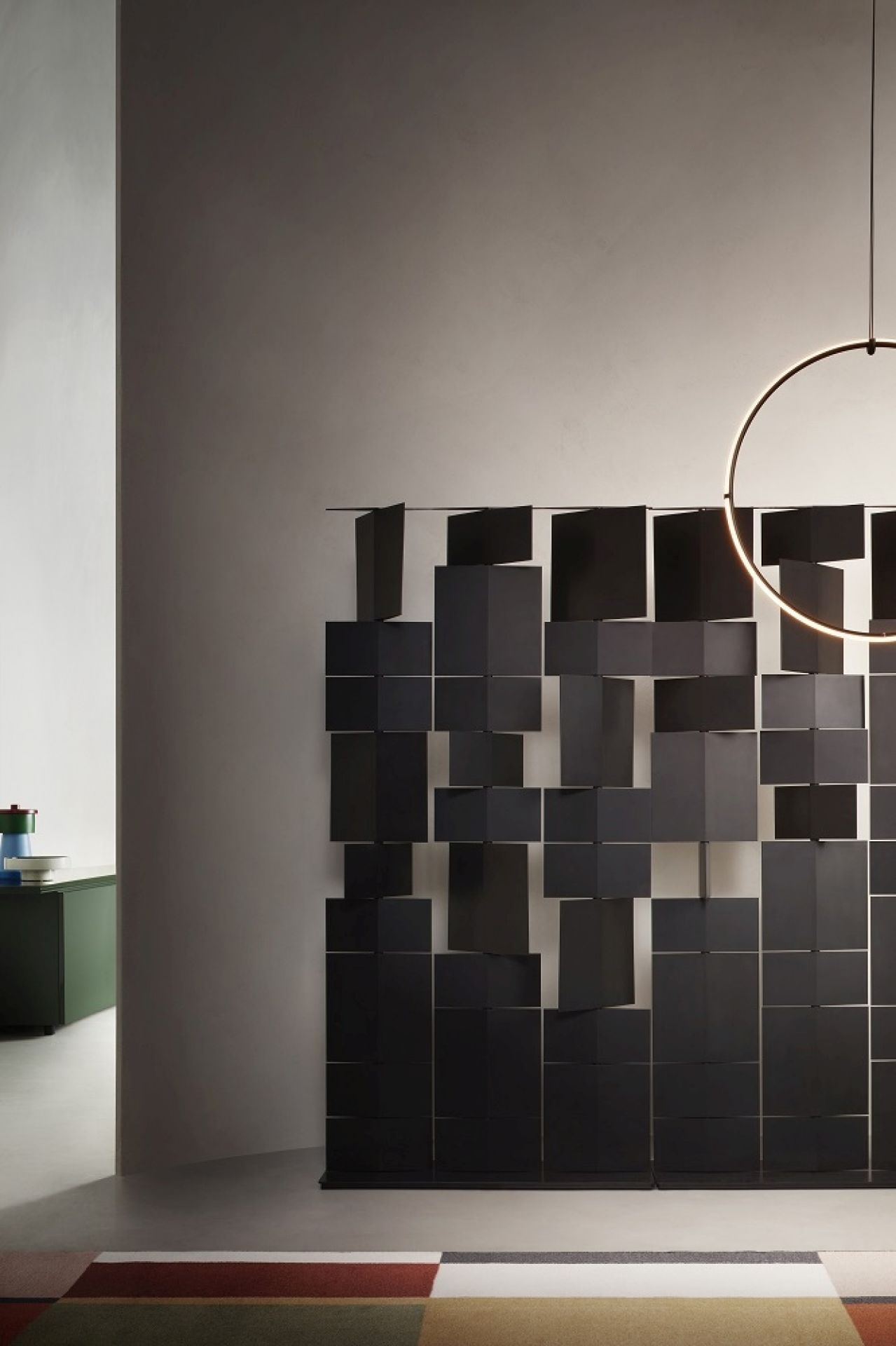 Schwarzer Divide It Raumteiler von MDF Italia mit zwei Modulen im modernen Wohnraum.