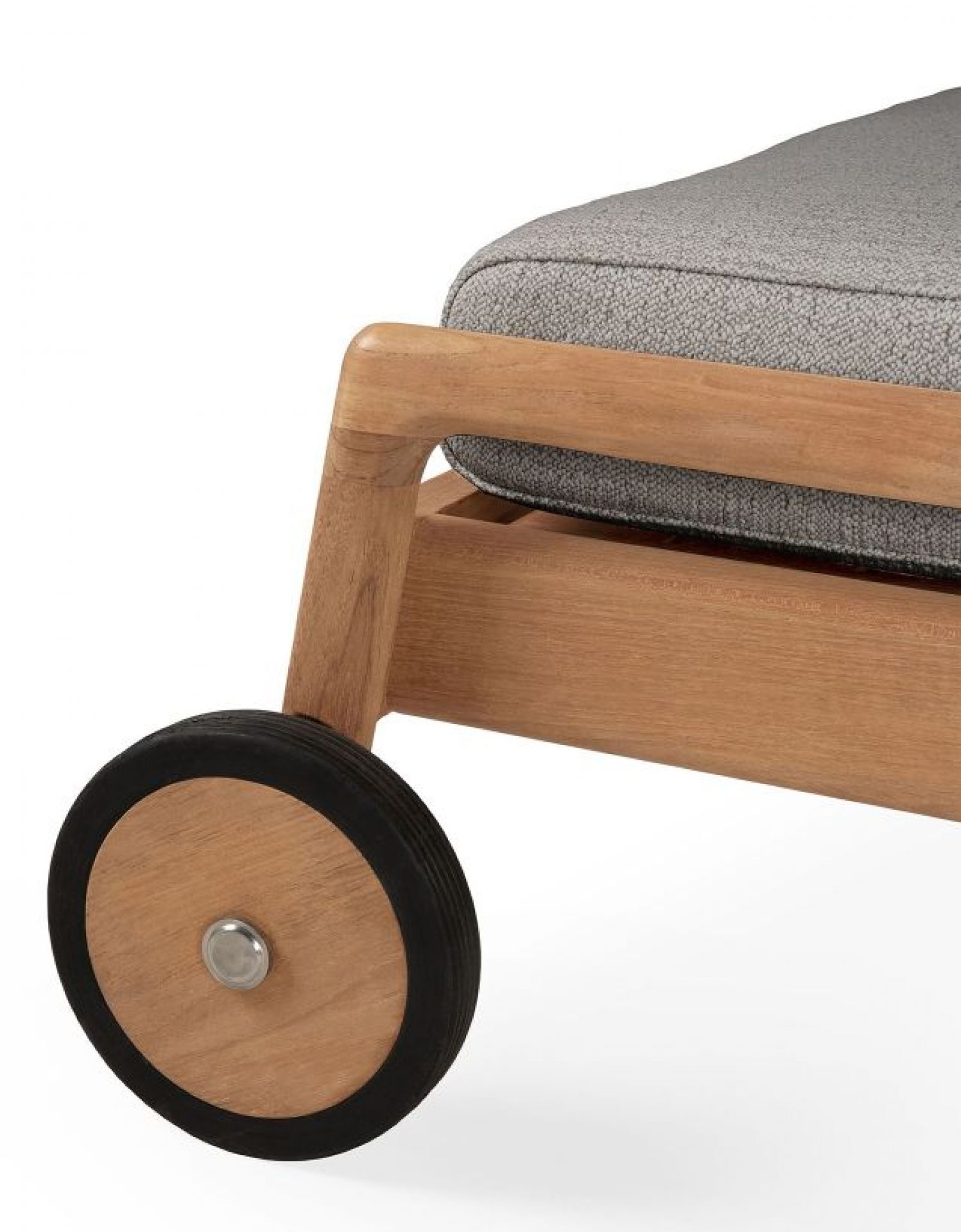 Detailaufnahme: Jack Outdoor Liege von Ethnicraft mit grauem Kissen und Holzrahmen mit Rad.