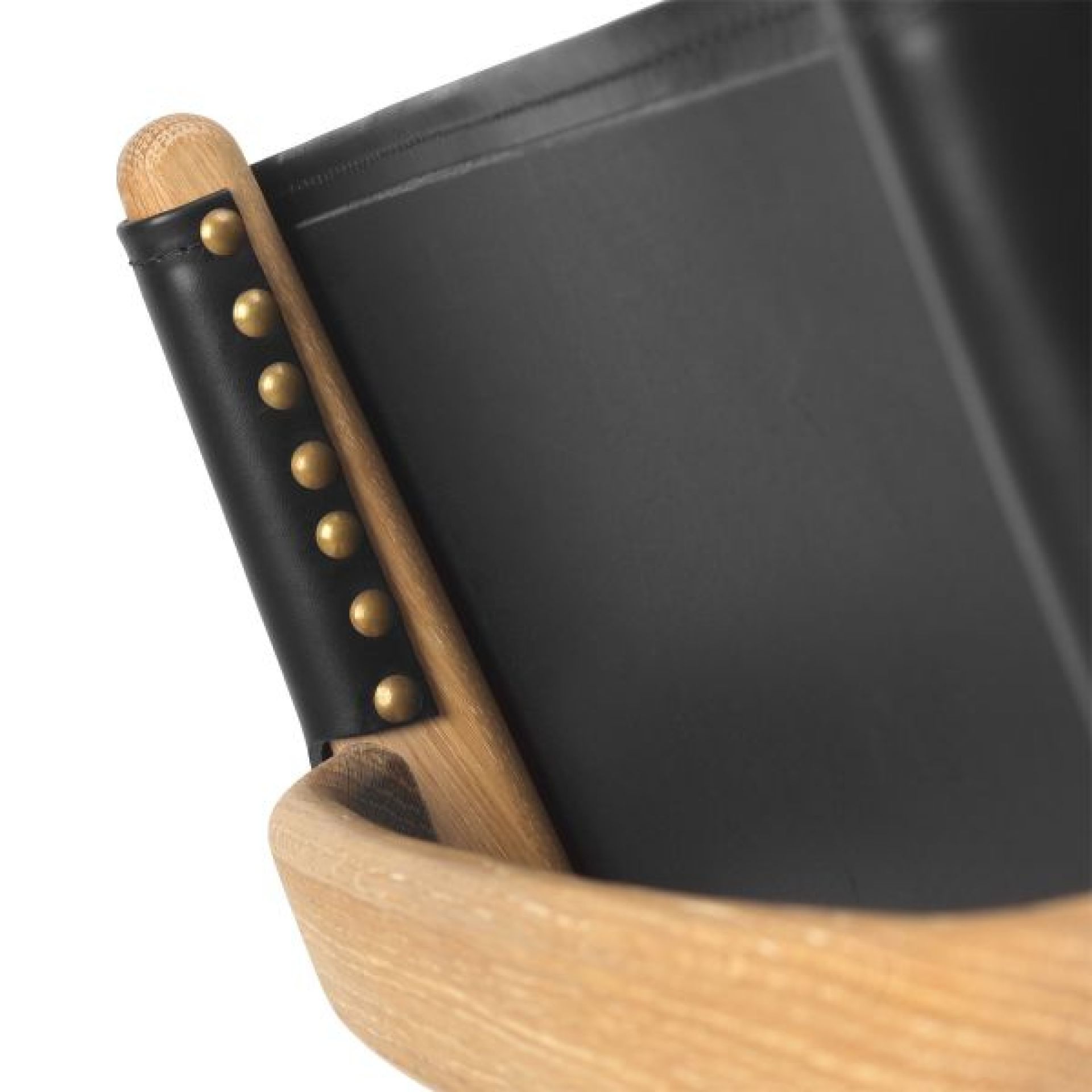 Detailaufnahme: Saxe Chair mit schwarzem Leder und geöltem Eichenholz, Messingnieten. Designstuhl.