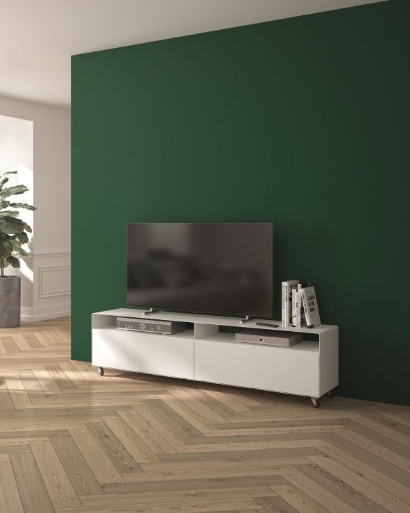 Weißes R110 Sideboard von Müller Möbelfabrikation mit TV und Dekoration im modernen Wohnzimmer.