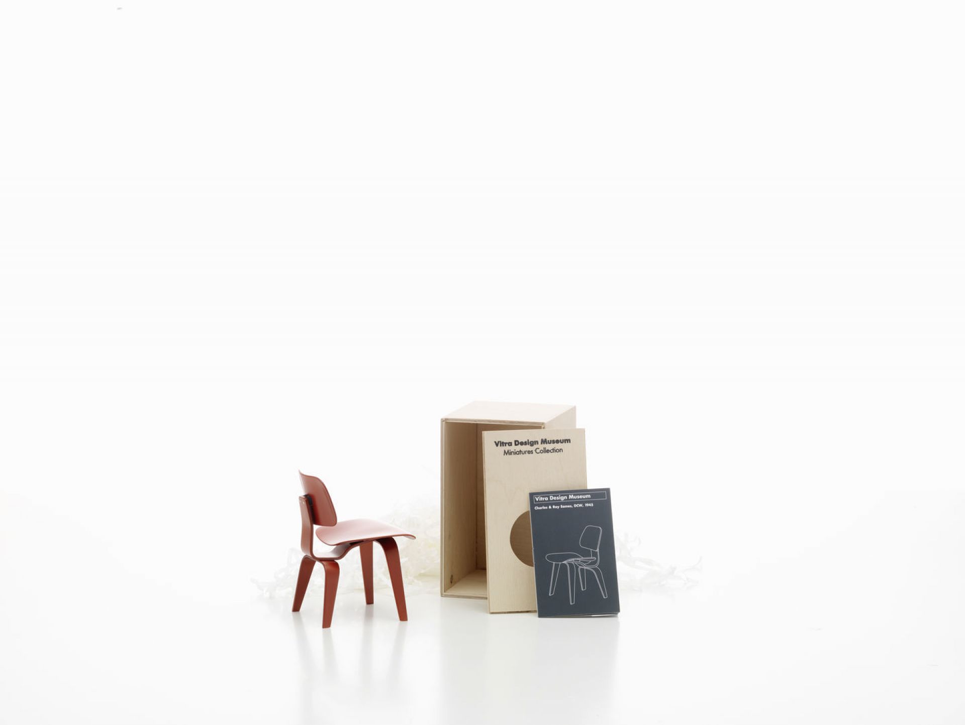 Roter DCW Miniatur Stuhl von Vitra, Teil der Design Museum Miniatures Collection.