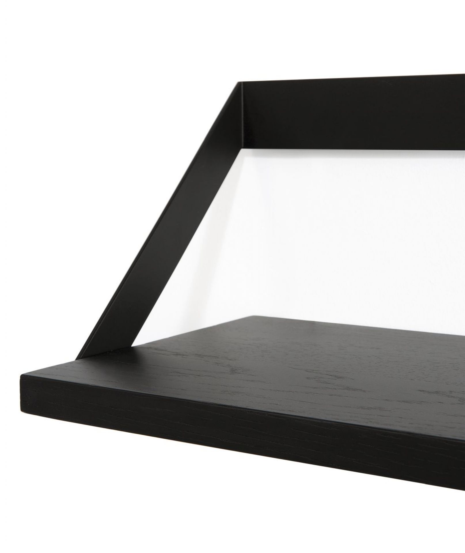 Nahaufnahme des Ethnicraft Ribbon Regals aus schwarzer Eiche, modernes Wandregal für Wohnzimmer.