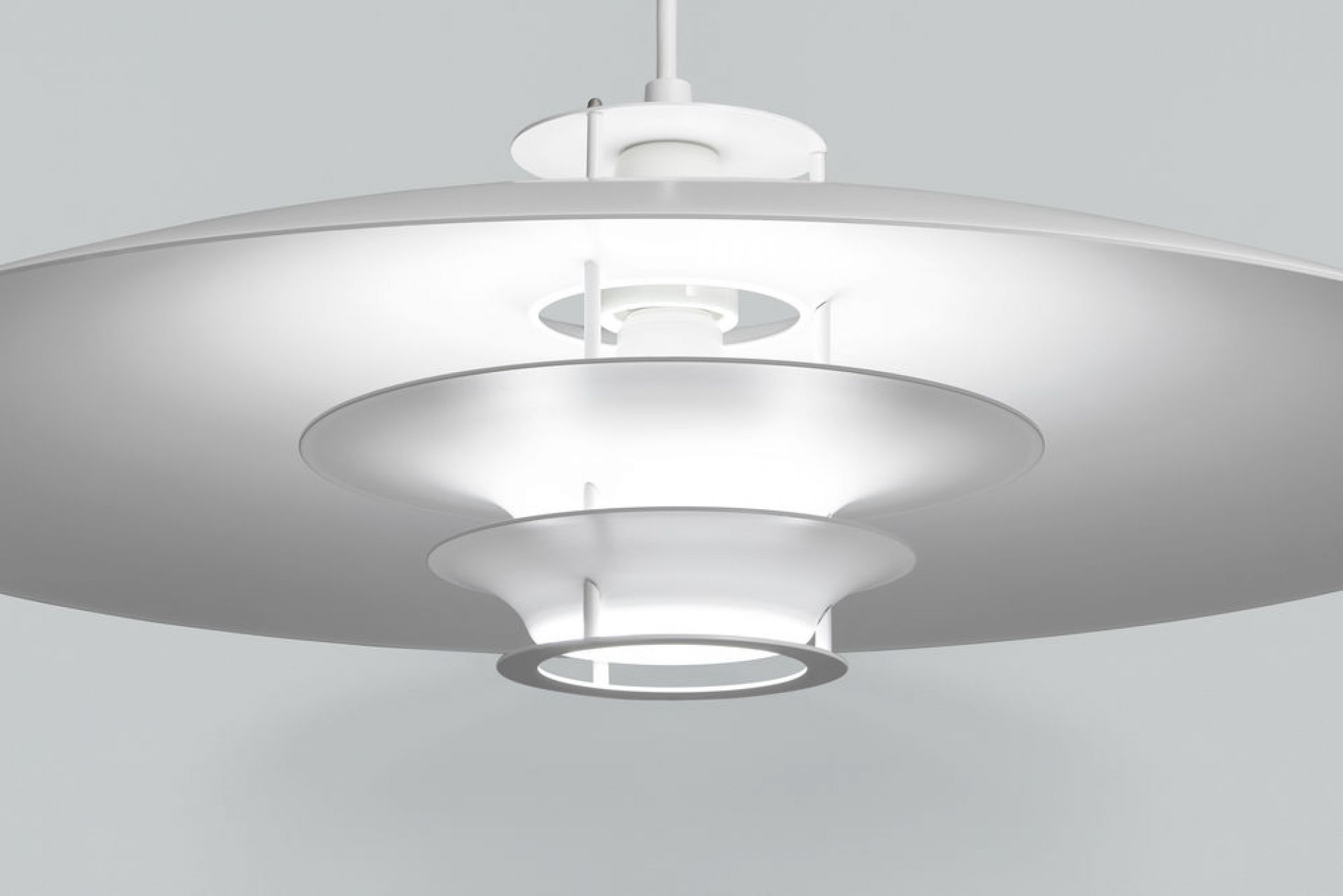 Nahaufnahme der weißen Artek JL341 Pendelleuchte mit ihrem charakteristischen, mehrschichtigen Design.