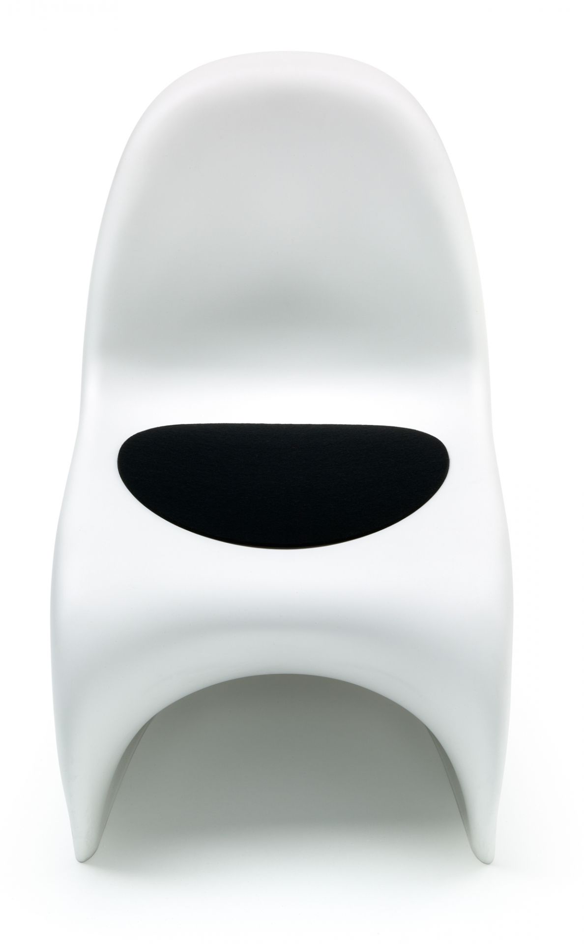 Weißer Panton Chair mit schwarzer Filz Sitzauflage von Hey Sign für bequemes Sitzen.