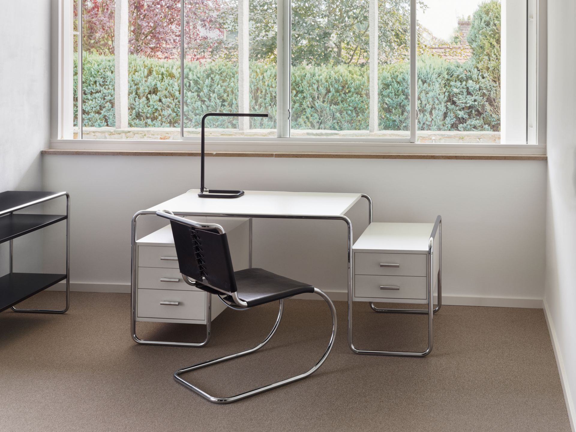 S 285 Thonet Schreibtisch aus Stahlrohr mit Schubladen und passendem Freischwinger Stuhl im Büro.