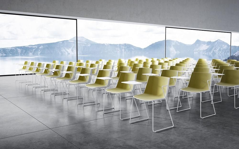 AÏKU Stuhl mit Kufengestell von MDF Italia: Moderner Konferenzstuhl in Gelb mit Schreibplatte.