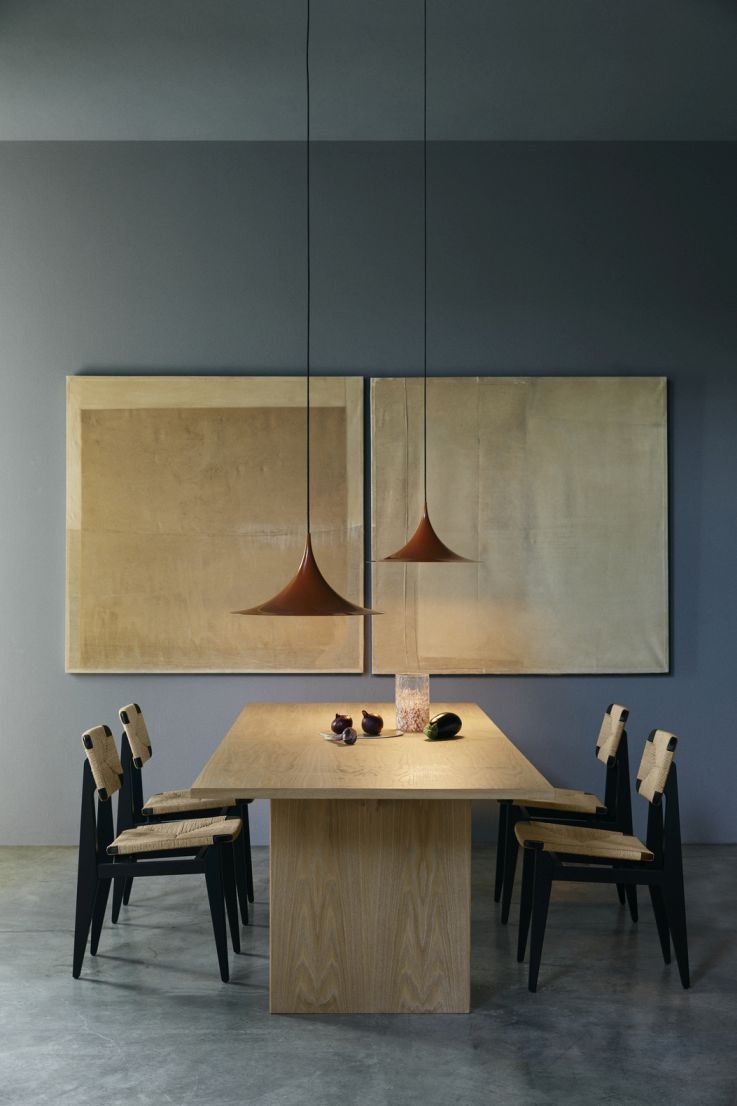 Gubi Private Esstisch rechteckig, Eiche hell gebeizt, Furnier, mit Stühlen und Dekoration.