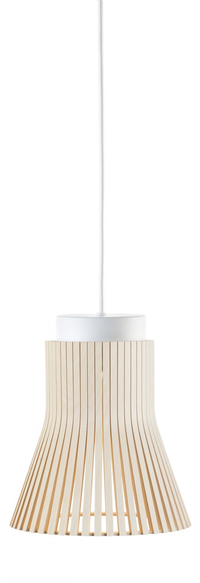 Weiße Secto Design Petite Pendelleuchte 4600 aus Birkenholz, moderne Hängelampe für Wohnzimmer und Essbereich.