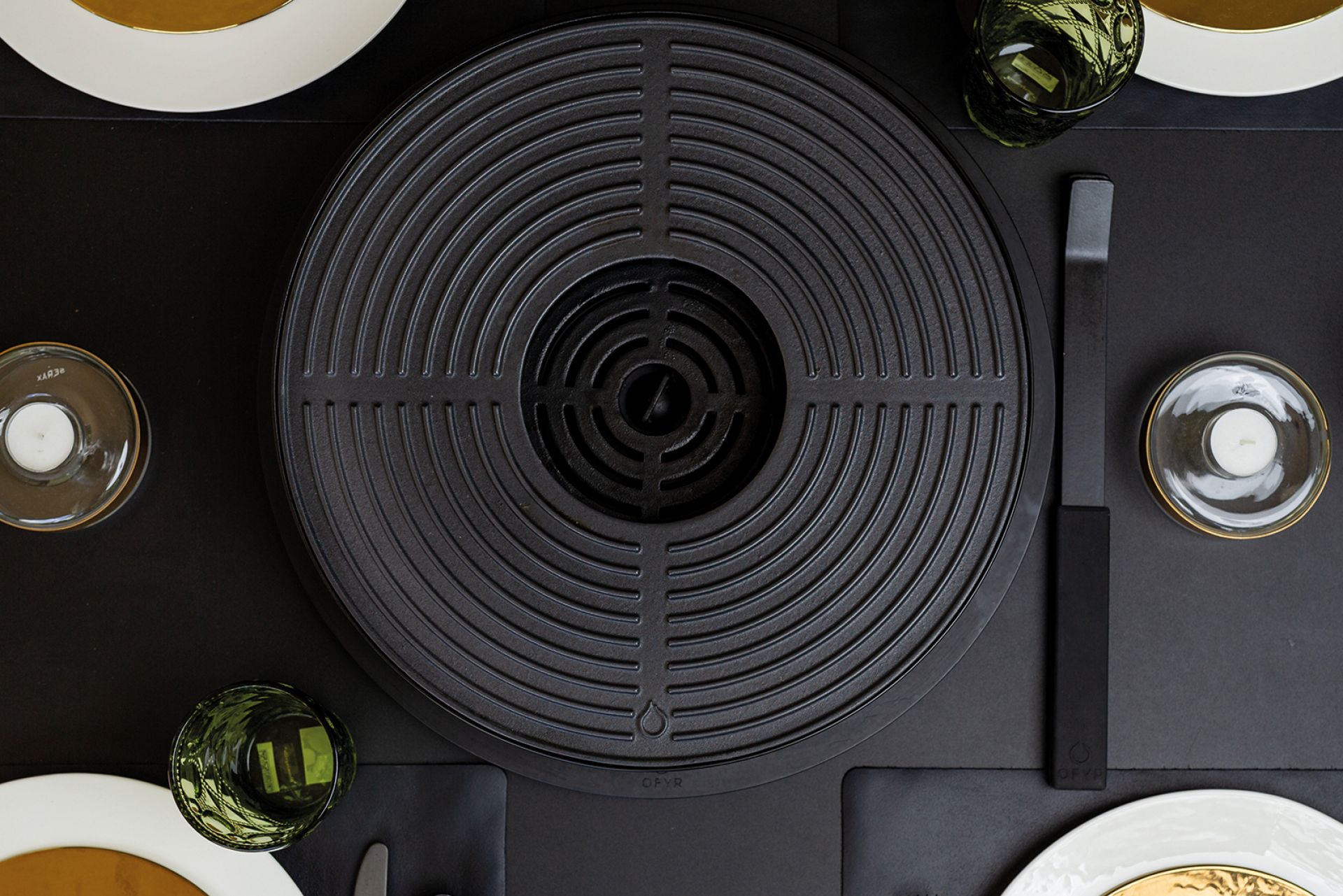 Nahaufnahme des Tabl´O Tischgrill von Ofyr, ein runder Holzkohlegrill für stilvolles Tischgrillen.