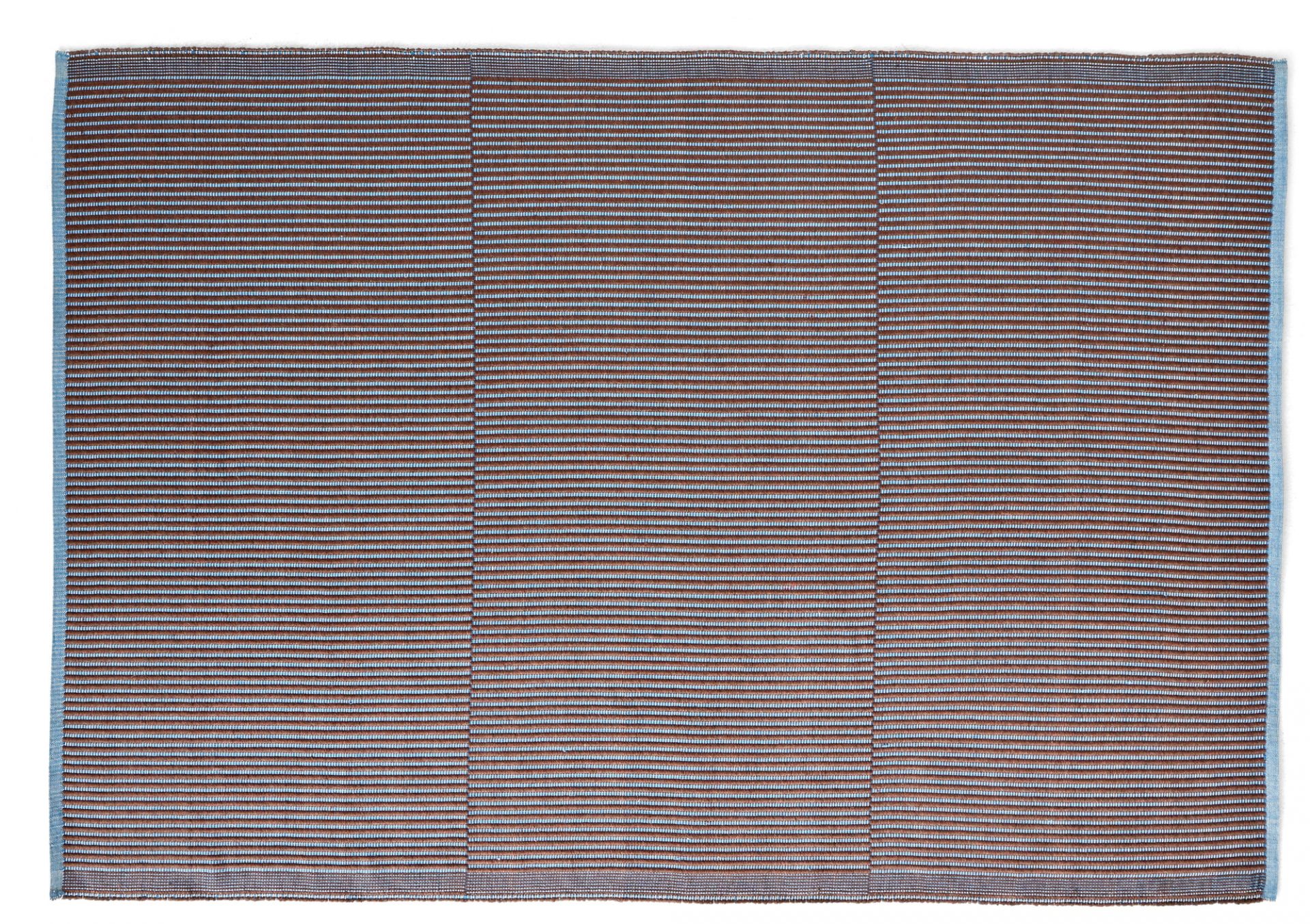 Tapis Teppich von Hay mit feinen, horizontalen Streifen in Braun und Hellblau, rechteckig.