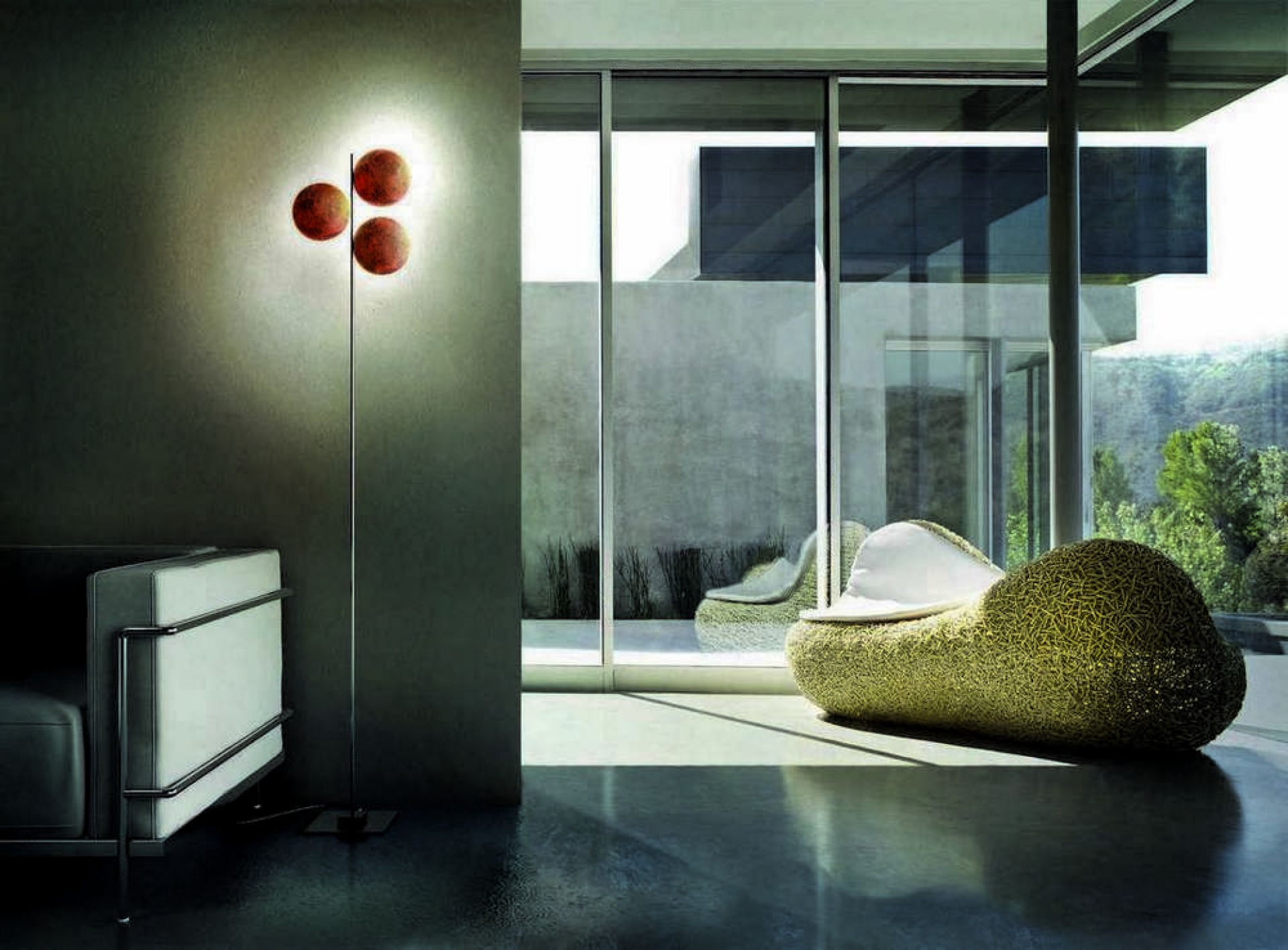 Lederam Stehleuchte von Catellani & Smith mit drei runden Lampenschirmen in modernem Wohnraum.