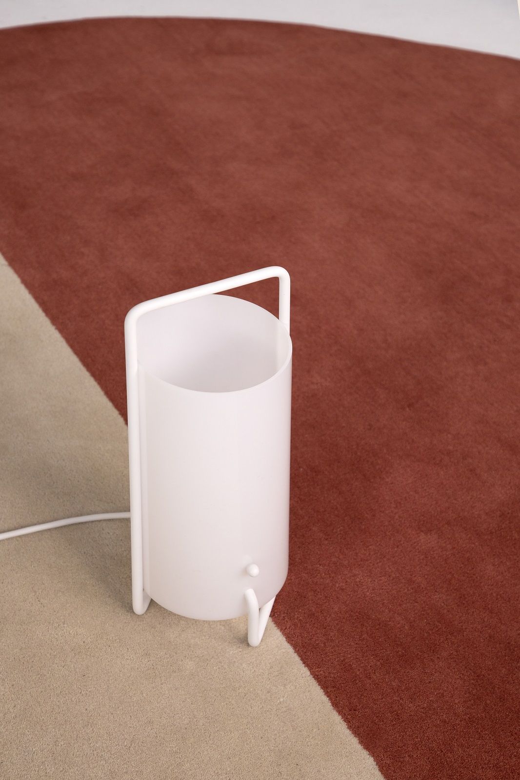 Detailansicht des Pearls Teppichs von Nanimarquina, ein hochwertiger Wollteppich in Braun und Beige.