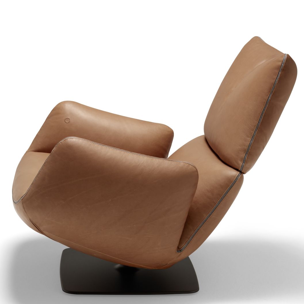 Jalis Lounge Sessel mit Kippmechanik und braunem Lederbezug auf dunklem Tellerfuß.
