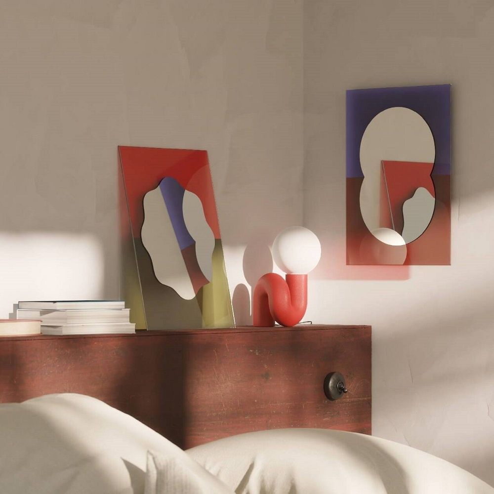 Neotenic Small Table Lamp von Petite Friture in Vanilla, rote Tischleuchte mit weißem Lampenschirm.