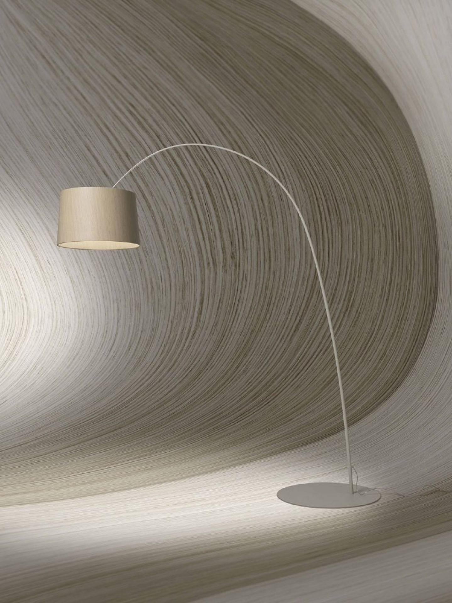 Twiggy Wood LED Stehleuchte von Foscarini mit Stoffschirm und gebogenem, weißem Lampenfuß.