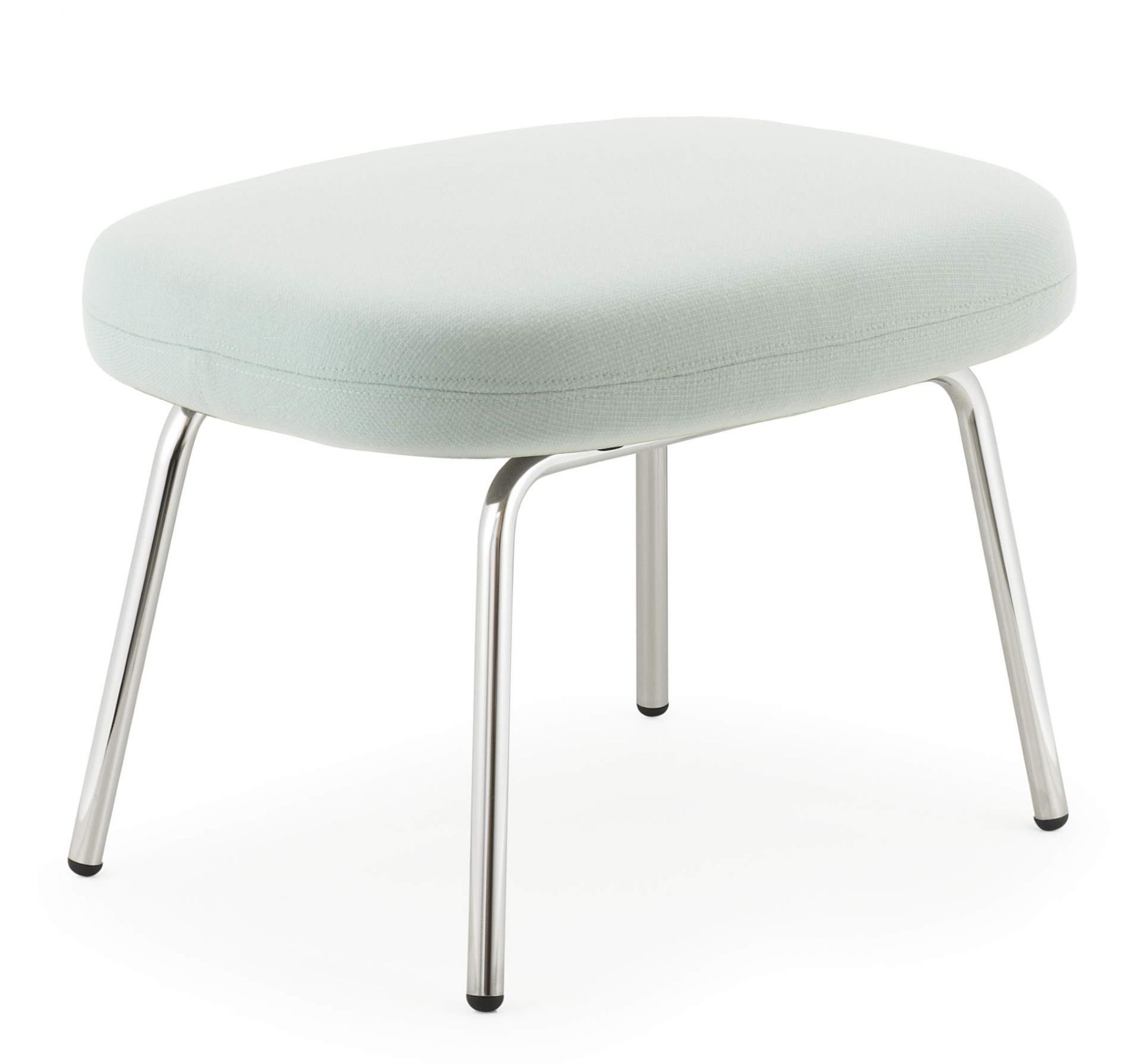 Heller, ovaler Era Fußhocker von Normann Copenhagen mit Chrombeinen auf weißem Hintergrund.