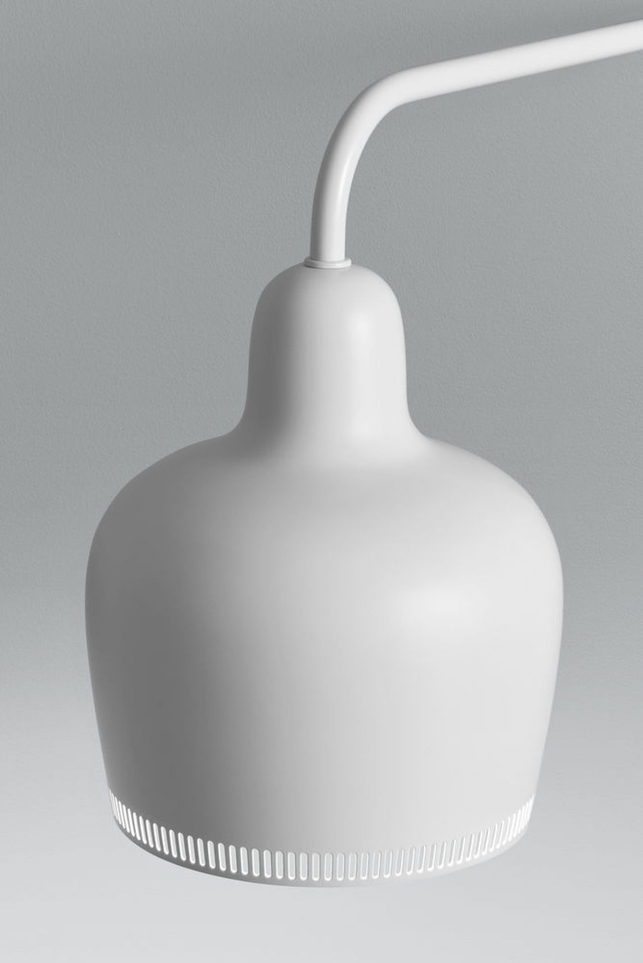 Weiße A330S Wandleuchte von Artek. Moderne Innenleuchte mit sanftem Licht und minimalistischem Design.