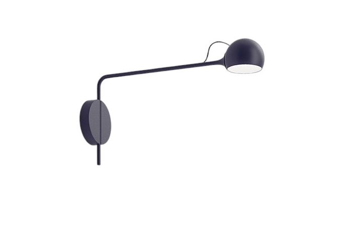 Blaue Ixa Wandleuchte von Artemide: Moderne Wandlampe mit verstellbarem Arm und rundem Lampenkopf.