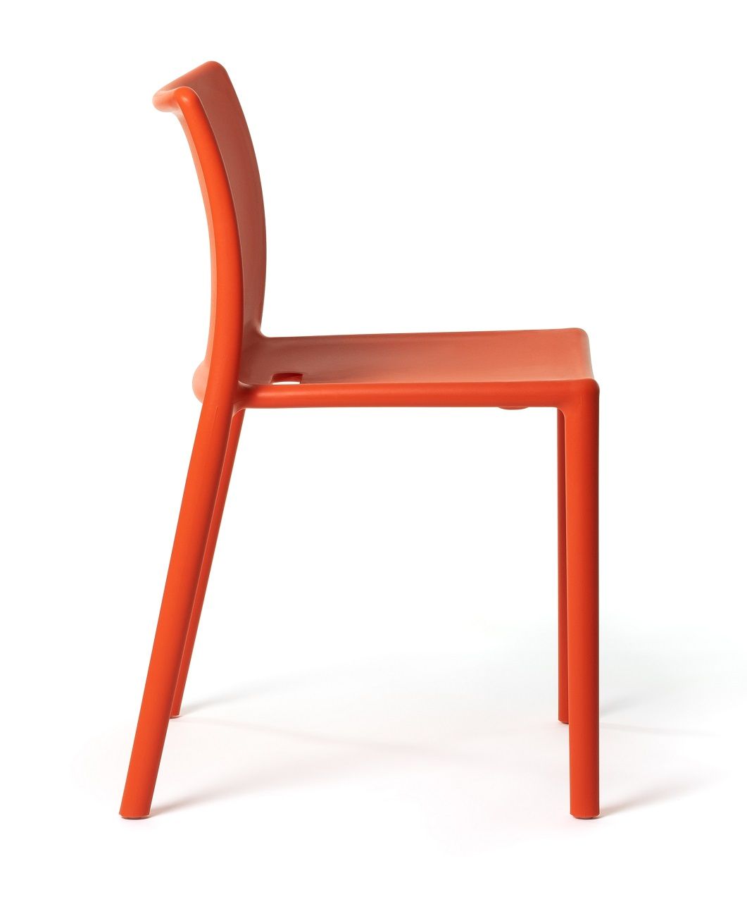 Profilansicht des orangefarbenen Air Chair Stuhls von Magis, geeignet für Innen- und Außenbereiche.