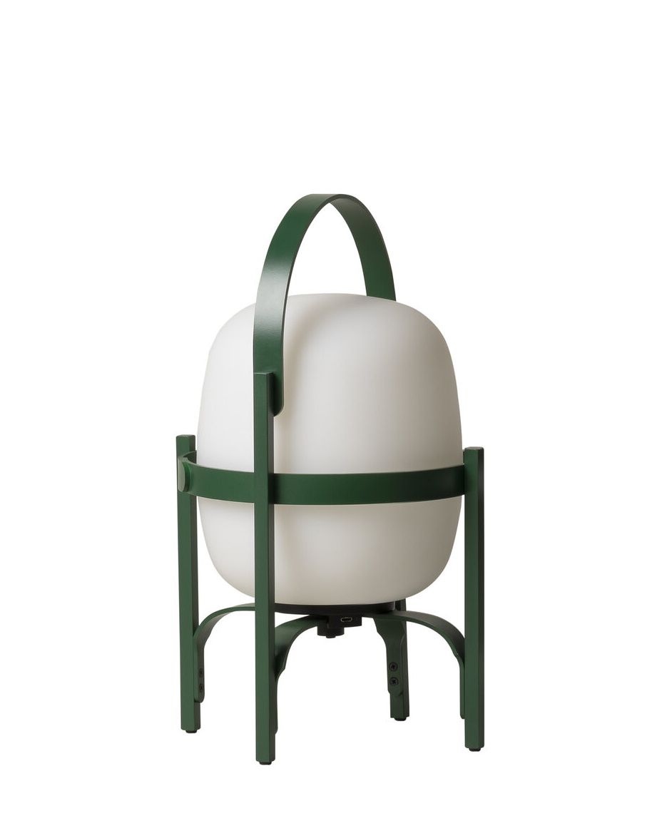 Cestita Alubat Tischleuchte in English Green von Santa & Cole: Tragbare Lampe mit Henkel.