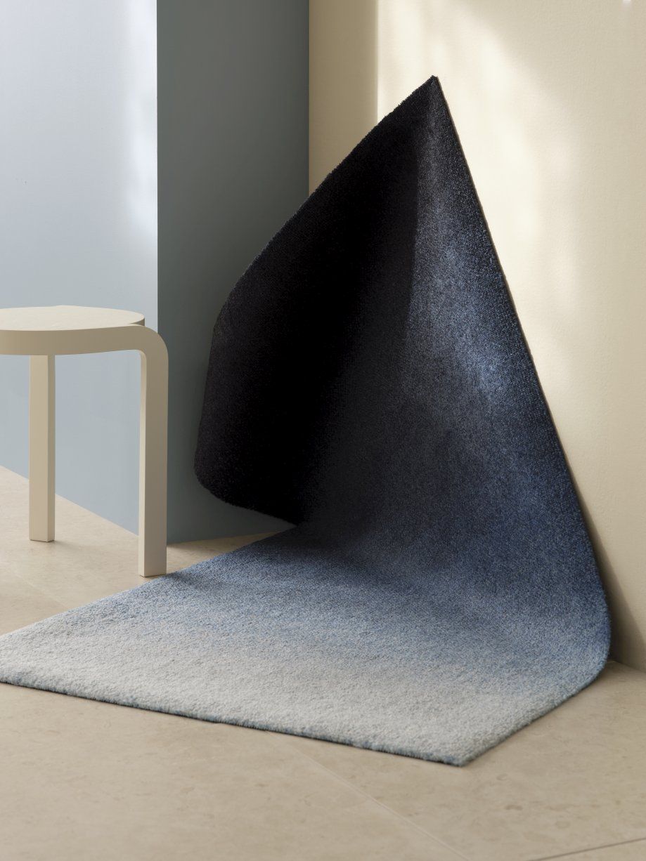 Nahaufnahme der blauen Dis Fußmatte von Heymat, geeignet für drinnen und draußen.