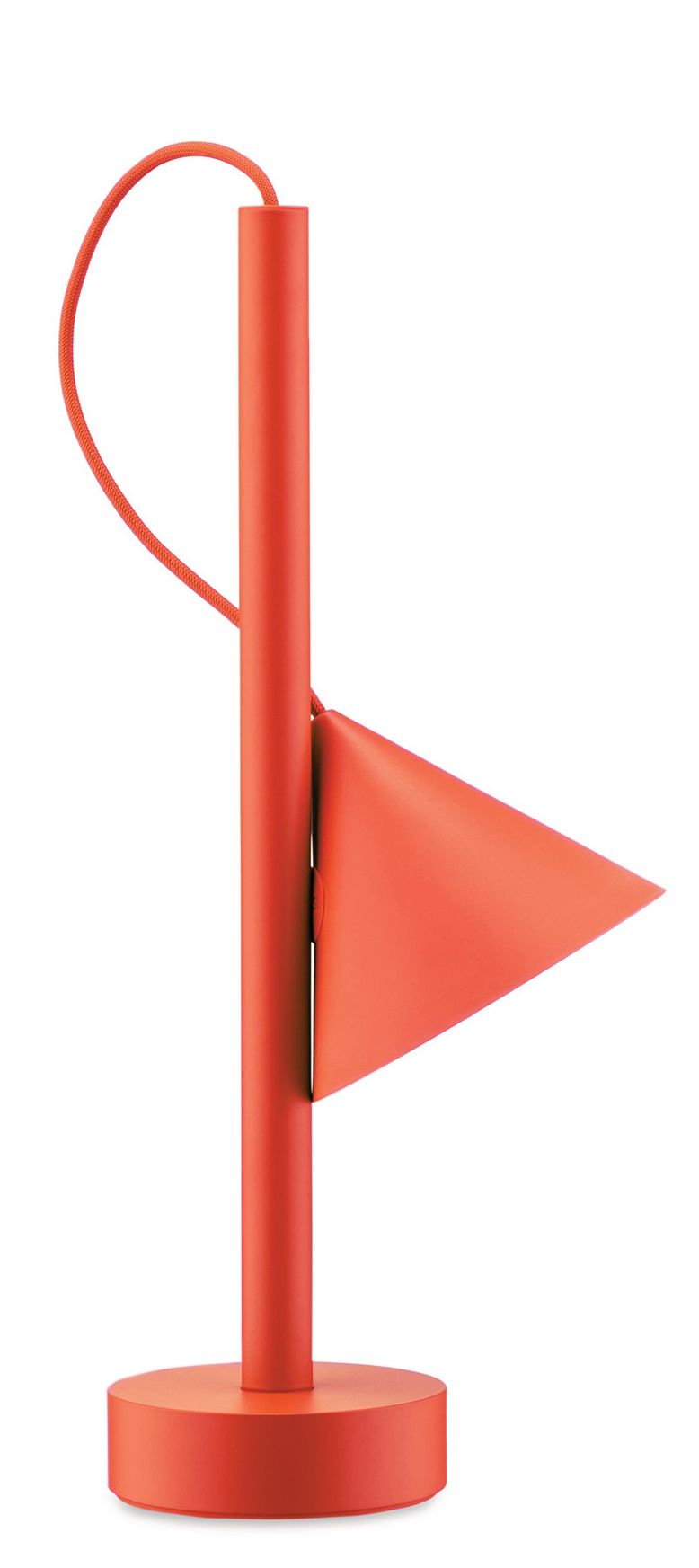 Orangefarbene Tsumiki Akku Leuchte von Alessi: Tragbare Lampe mit dreieckigem Lampenschirm und Textilkabel.