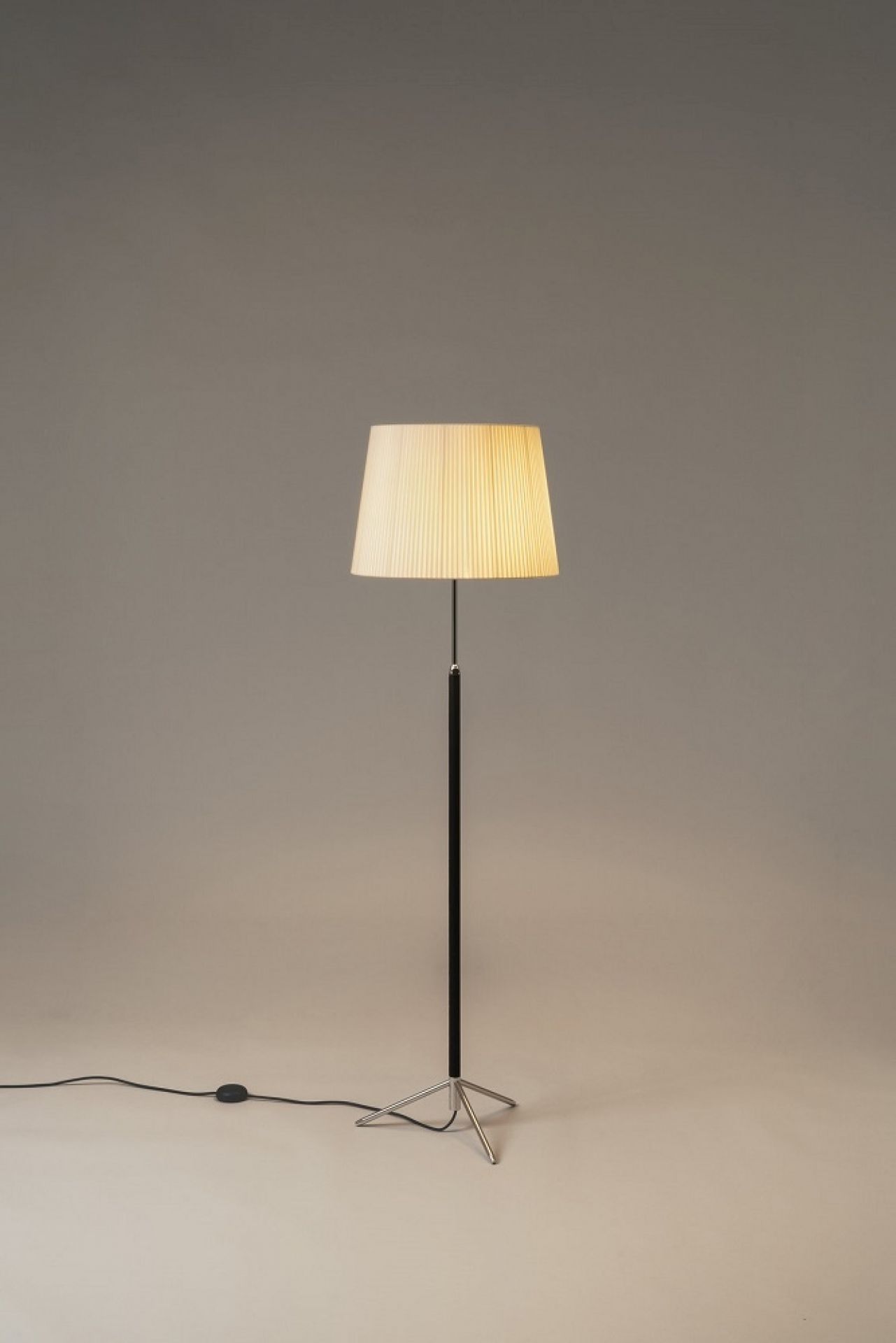 Santa & Cole Stehleuchte mit plissiertem Schirm und Stativfuß. Elegante Wohnzimmerlampe.