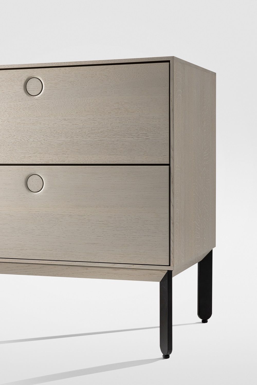 Kin Long Sideboard mit Schubladen, hellem Holz und schwarzen Füßen. Modernes Möbelstück.