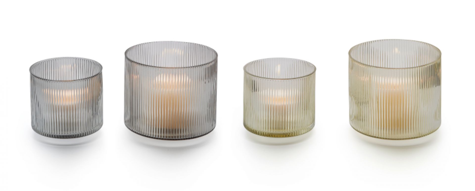 Graue und goldene Windlichter "Line" von Philippi mit brennenden Kerzen auf weißem Hintergrund.