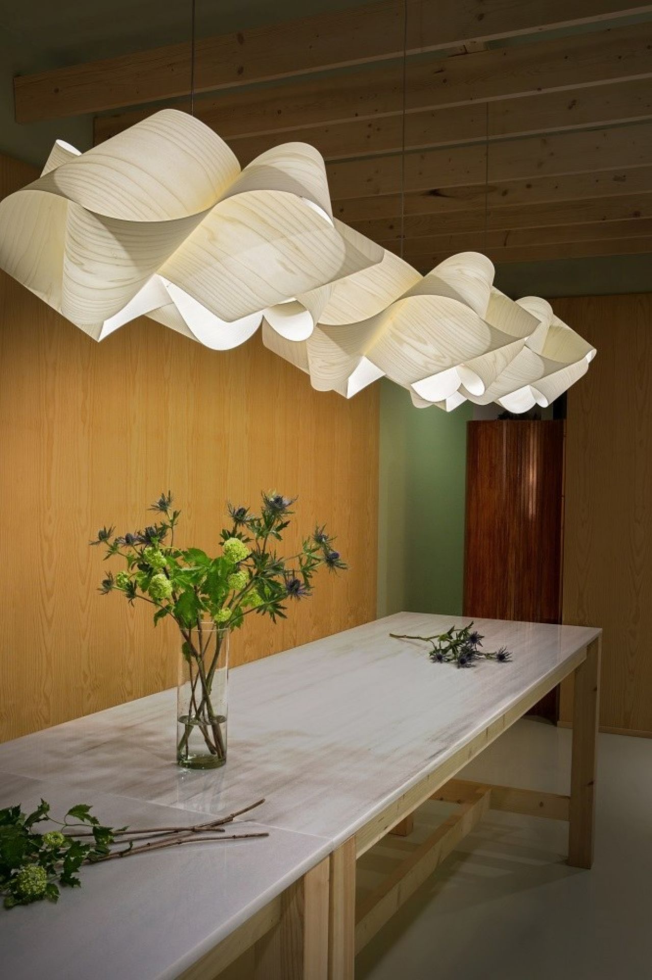 Helle Swirl Pendelleuchte von LZF Lamps, moderne Design Lampe aus Holzfurnier.