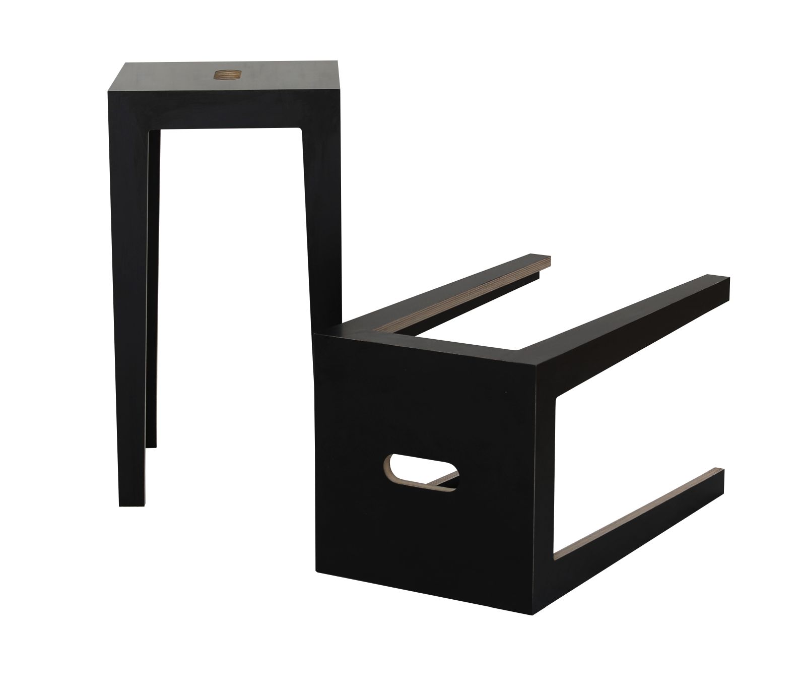 Schwarzer HUGO Barhocker aus Holz, modernes Design für Küche oder Bar, ein Hocker stehend, einer liegend.