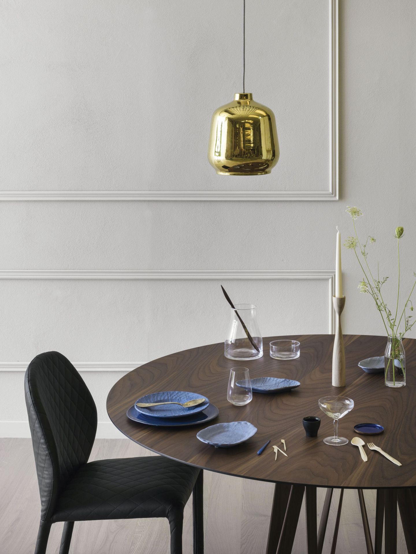 Runder Acco Tisch von Miniforms aus Holz mit gedecktem Tisch und Stuhl.