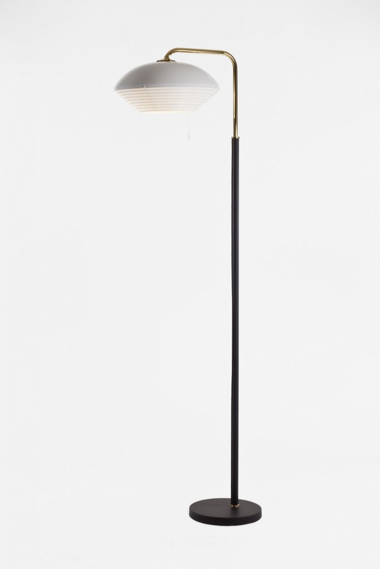 A811 Artek Stehleuchte mit weißem Lampenschirm und schwarzem Fuß für Wohnzimmer und Büro.