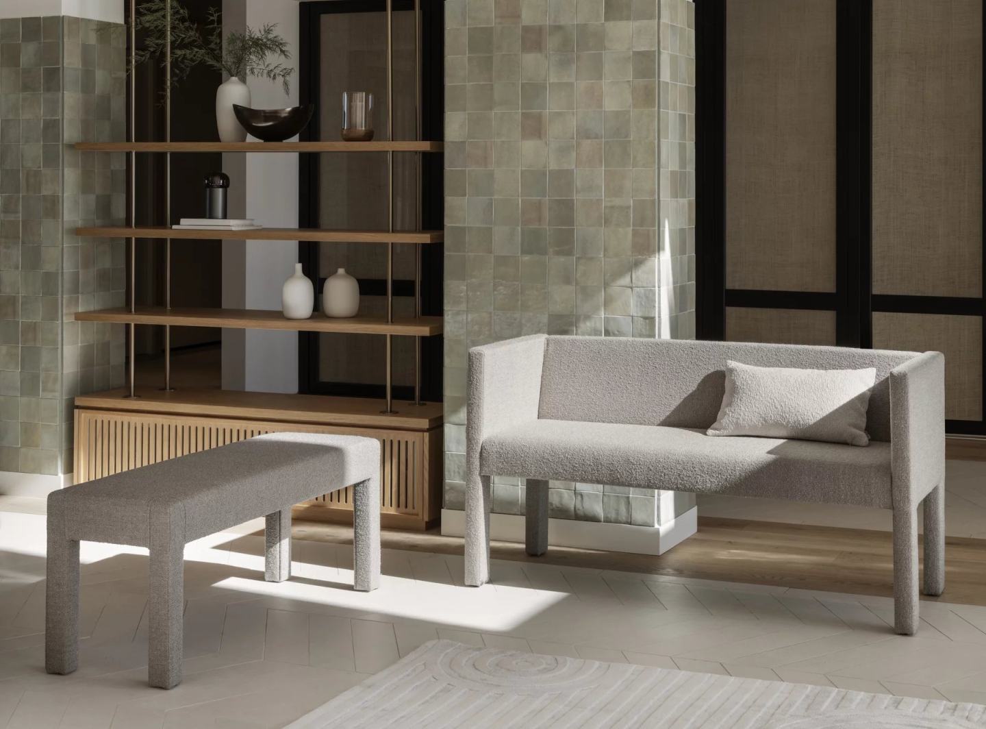 Helles Sitta Sofa mit passender Bank und Kissen, modernes Design für Wohnzimmer und Lounge.