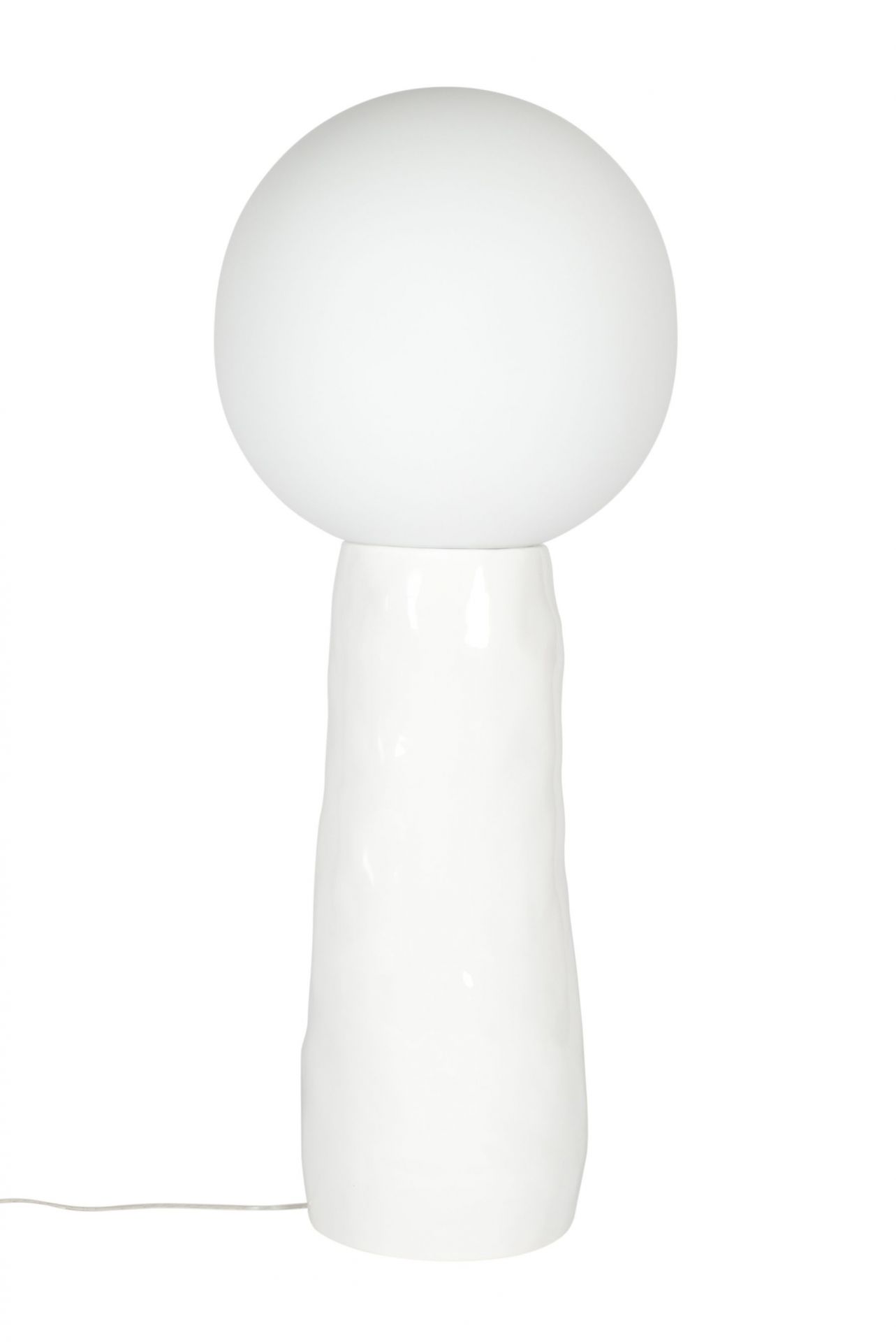 Weiße Kokeshi Stehleuchte von Pulpo mit rundem Schirm und organisch geformter Basis.