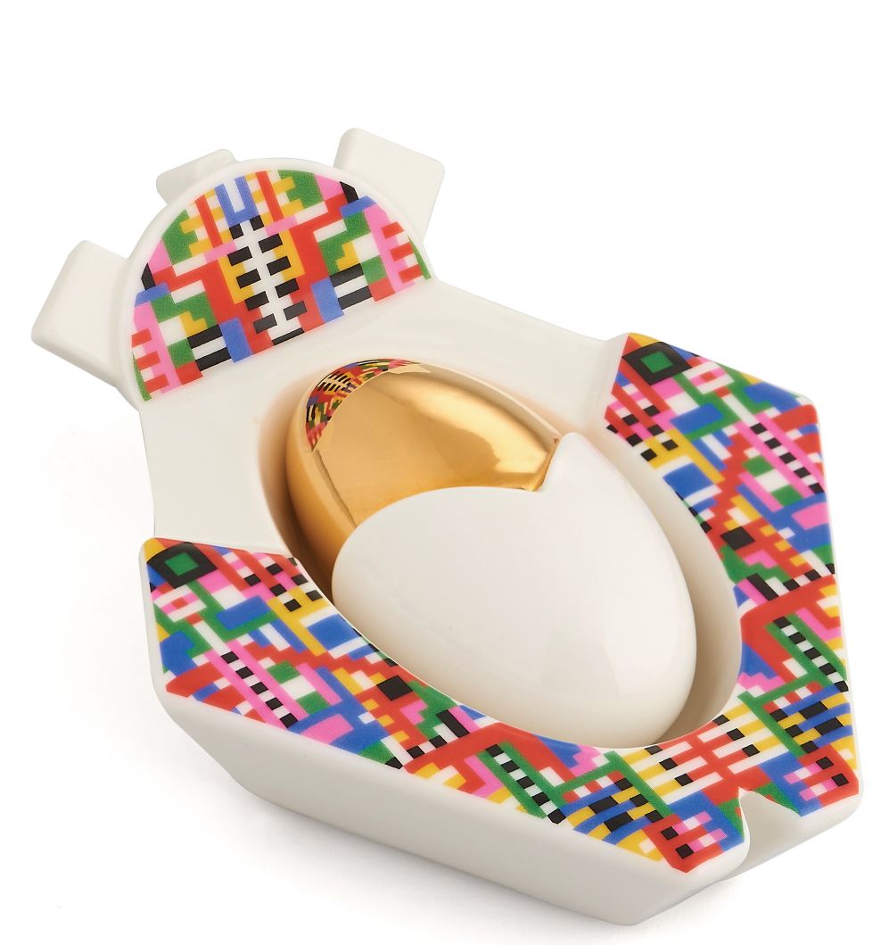 Alessi Jesus Porzellanfigur ESA05, ein dekoratives Einzelstück mit goldenem Ei in farbenfroher Halterung.