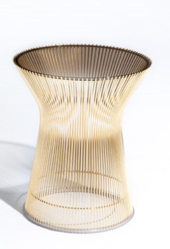 Platner Beistelltisch von Knoll International: Draufsicht auf den ikonischen, goldenen Draht-Couchtisch auf weißem Hintergrund.