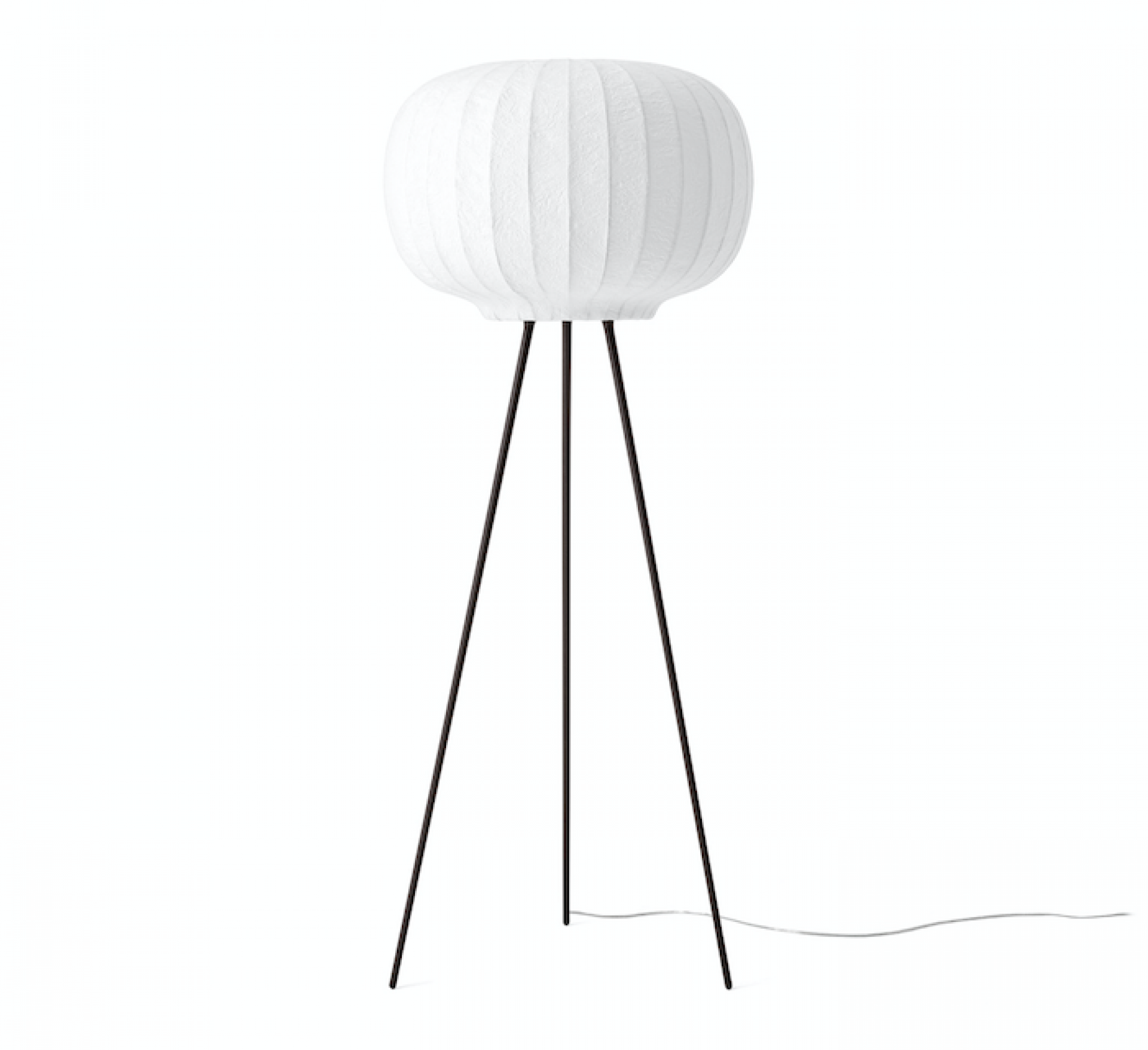 Vipp Paper Floor Lamp Stehleuchte mit dunklem Eichenholz-Dreibein und weißem Papierschirm.