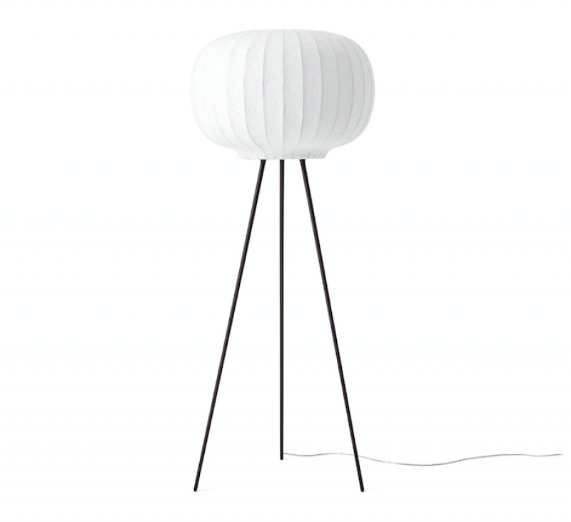 Vipp Paper Floor Lamp Stehleuchte mit dunklem Eichenholz-Dreibein und weißem Papierschirm.