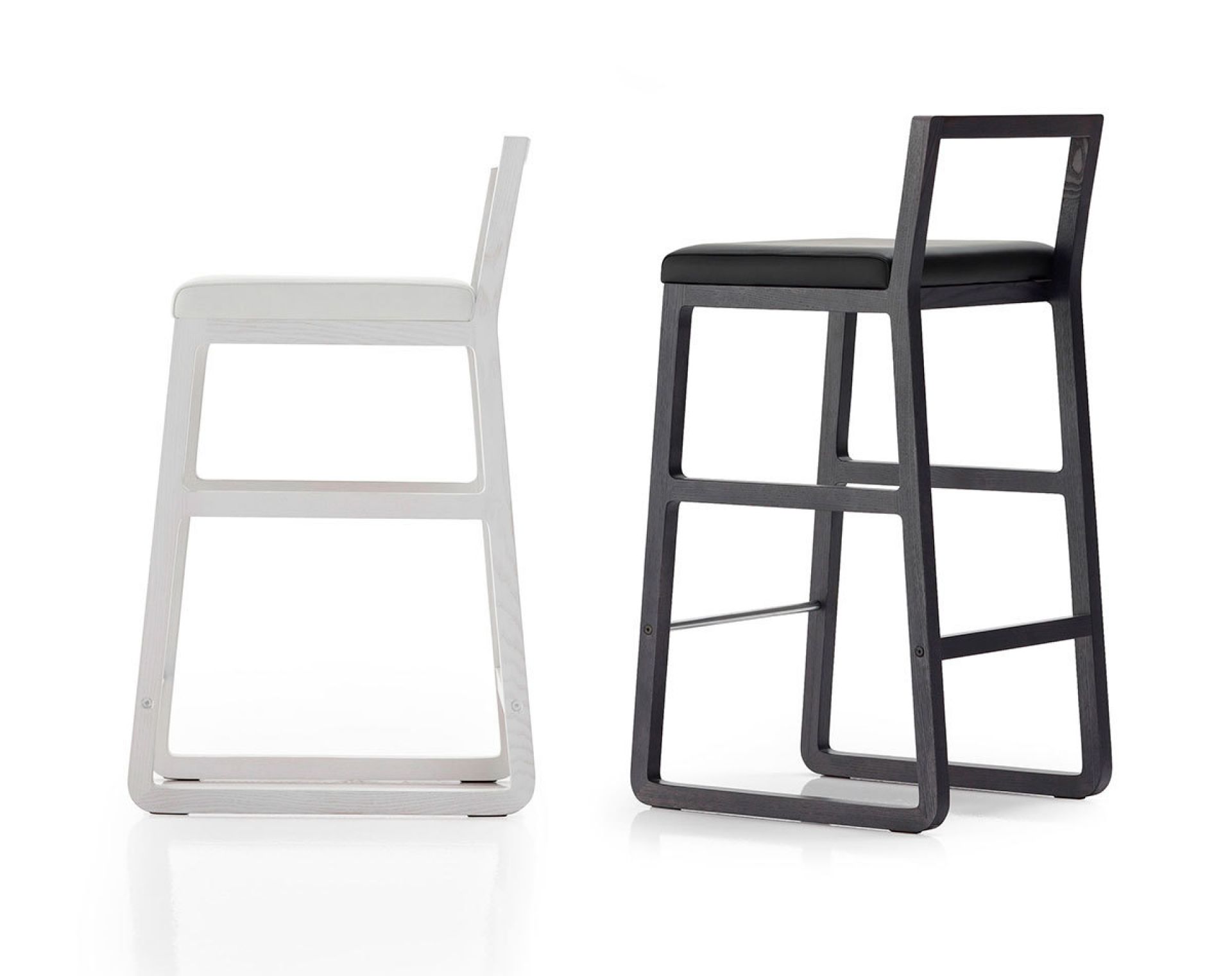 Midori Hocker von Sancal in Weiß und Schwarz, moderne Barhocker aus Holz.