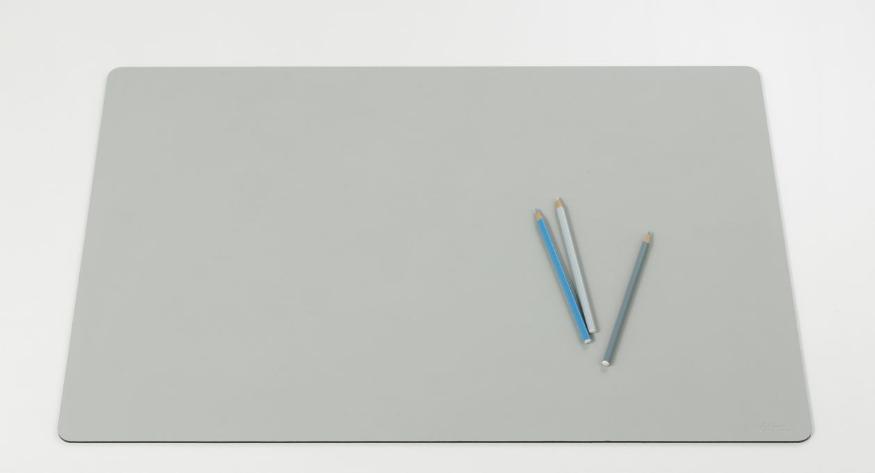 Repad Schreibtischunterlage in Salbei Hell mit Stiften. Moderne, minimalistische Schreibtischunterlage für Büro und Homeoffice.