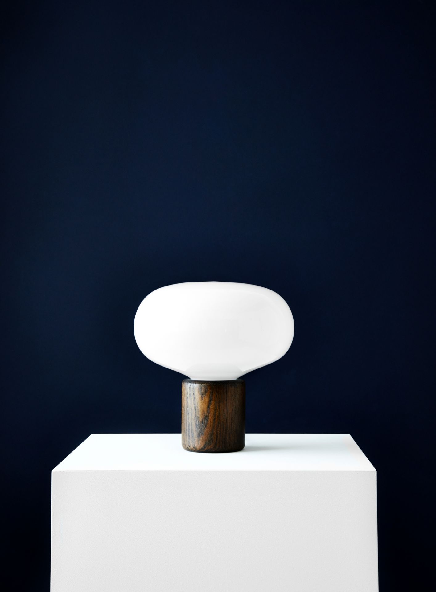 Karl-Johan Tischleuchte mit Eichenfuß und opalweißem Glasschirm, moderne Lampe für Wohnzimmer und Schlafzimmer.