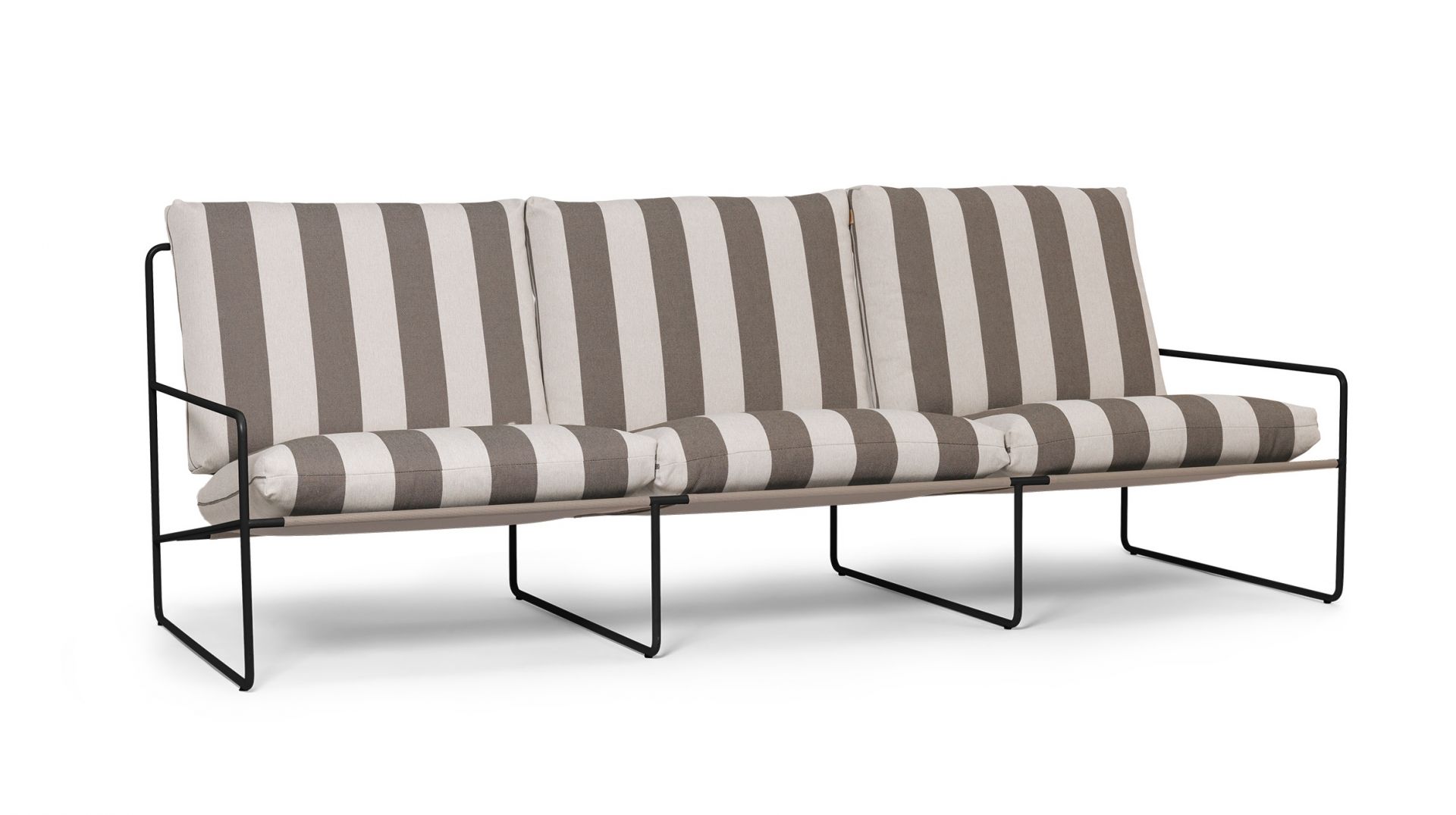 Desert 3-Sitzer Outdoor Sofa von Ferm Living mit schwarzem Gestell und gestreiften Kissen.