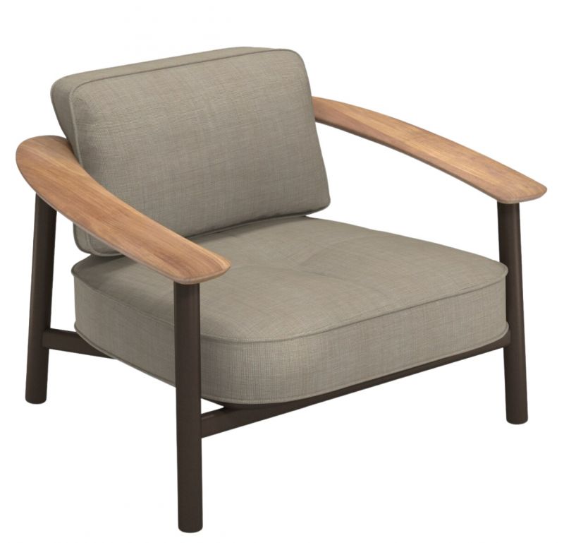 Emu Twins Lounge Chair Outdoor Sessel mit hellgrauen Polstern und Armlehnen aus hellem Holz.