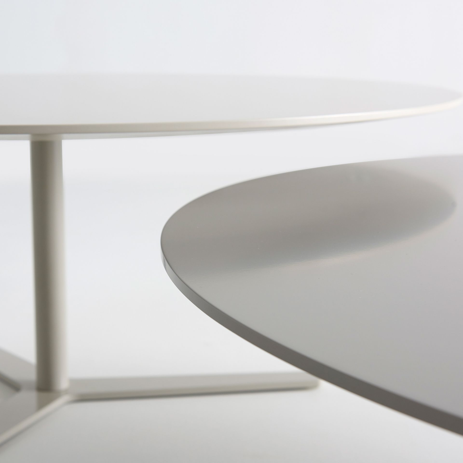 Detailaufnahme des Tre90 Couchtisches von Mox, ein moderner, runder Beistelltisch in neutralen Farben.