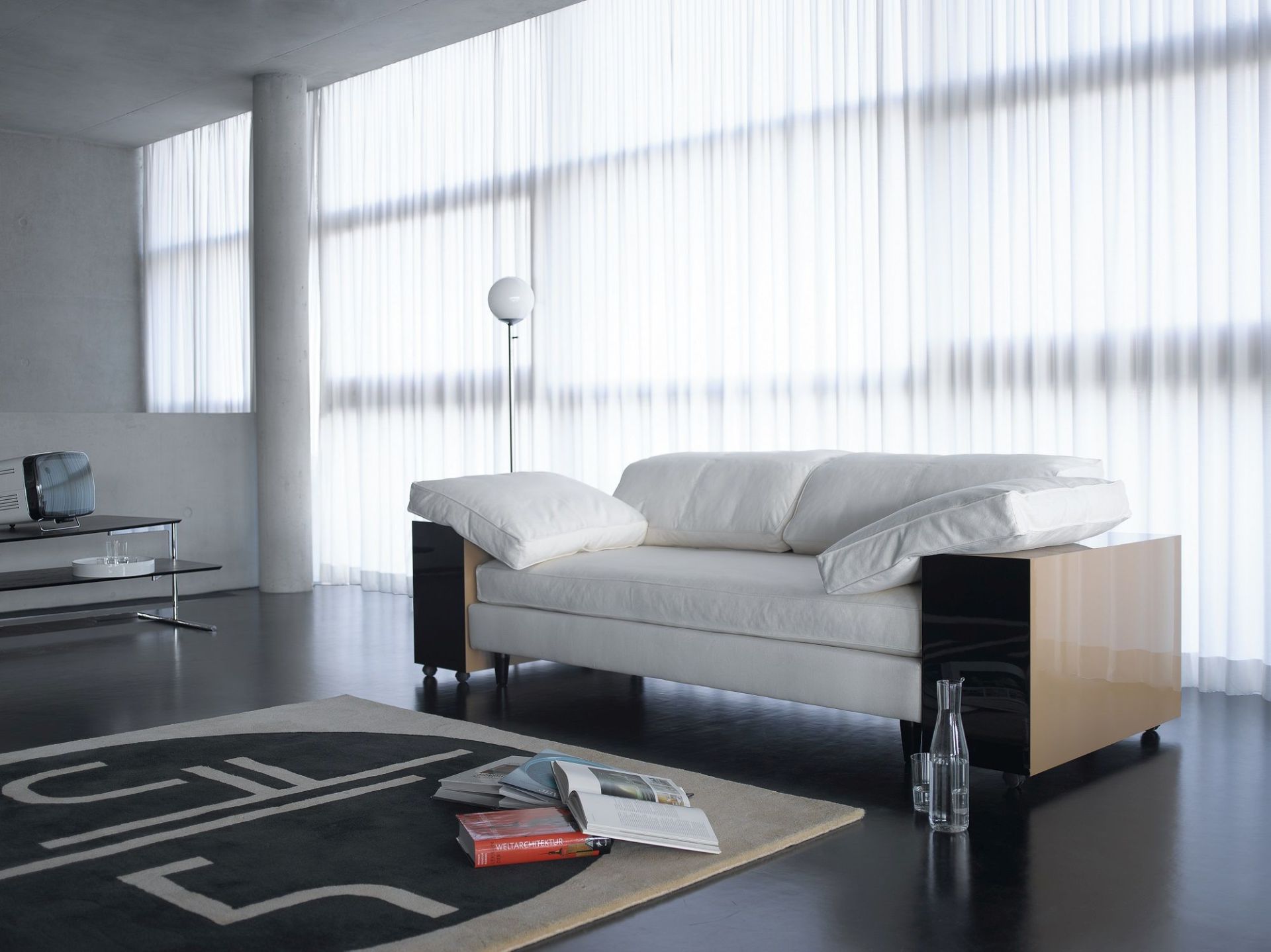 Helles Lota Sofa von Classicon im modernen Wohnzimmer mit Designermöbeln und Teppich.