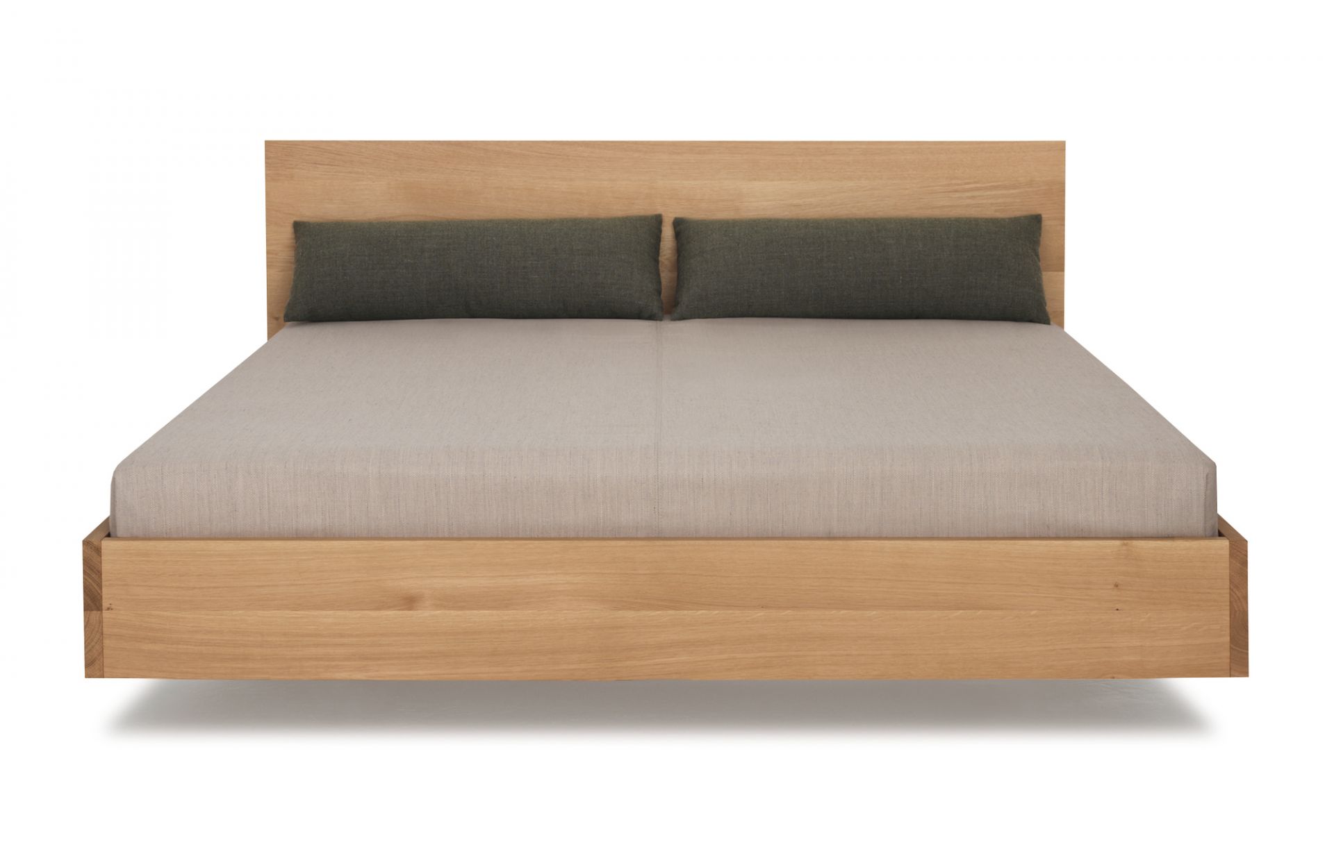 Simple HI Holzbett: Bett 160x200 cm aus hellem Holz mit zwei Kissen.