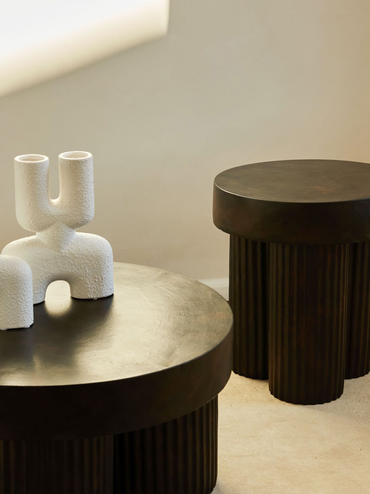 Norr11 Gear Beistelltisch aus dunklem Holz, runder Couchtisch mit geriffelter Basis. Modernes Möbeldesign.