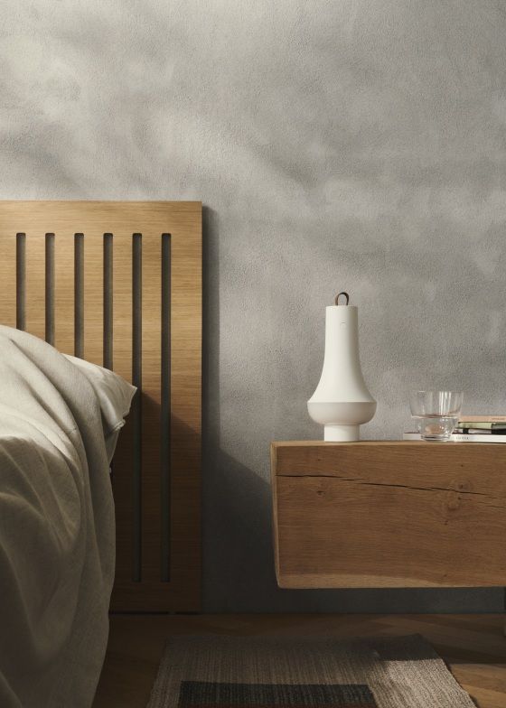 Tomoshi Akkuleuchte von Louis Poulsen in Dunkelbraun auf Nachttisch im Schlafzimmer. Moderne Tischleuchte.